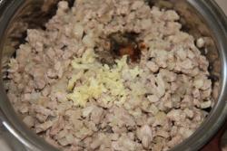 Домашняя колбаса из свинины в кишках - шаг 7