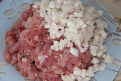 Домашняя колбаса из свинины в кишках - шаг 4