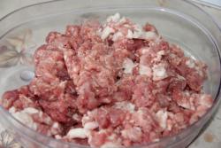 Домашняя колбаса из свинины в кишках - шаг 3