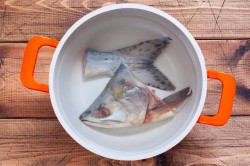 Уха из головы и хвоста горбуши - шаг 2 Уха из головы и хвоста горбуши - шаг 2