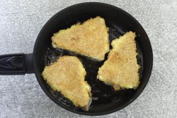 Вафельные коржи с фаршем в кляре на сковороде - шаг 13 Вафельные коржи с фаршем в кляре на сковороде - шаг 13