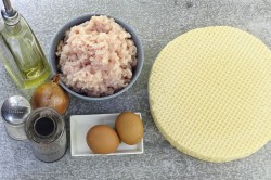 Вафельные коржи с фаршем в кляре на сковороде - шаг 1 Вафельные коржи с фаршем в кляре на сковороде - шаг 1
