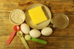 Вафельные трубочки со сгущенкой - шаг 1