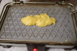 Вафельные трубочки со сгущенкой - шаг 6