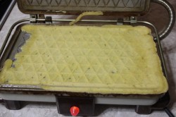 Вафельные трубочки со сгущенкой - шаг 7