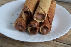 Вафельные трубочки со сгущенкой - шаг 9