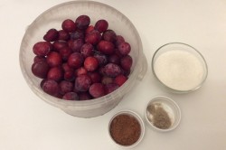 Варенье из слив с какао - шаг 1