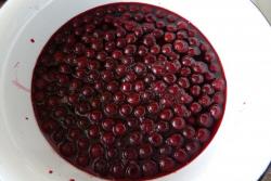 Простое варенье из вишни с косточкой на зиму - шаг 3