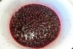 Простое варенье из вишни с косточкой на зиму - шаг 6