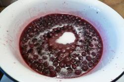 Простое варенье из вишни с косточкой на зиму - шаг 7