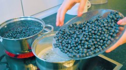 Варенье из сладких ягод черники с желфиксом на зиму - шаг 5