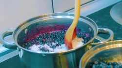 Варенье из сладких ягод черники с желфиксом на зиму - шаг 6