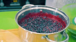 Варенье из сладких ягод черники с желфиксом на зиму - шаг 7
