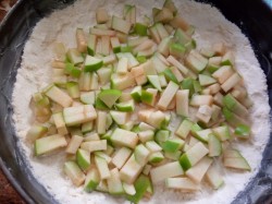 Ватрушка Королевская с яблоками, ванилью и творогом - шаг 5 Ватрушка Королевская с яблоками, ванилью и творогом - шаг 5