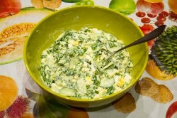 Весенний салат с черемшой - шаг 4 Весенний салат с черемшой - шаг 4