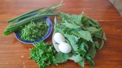 Весенний салат из крапивы с яйцом и щавелем - шаг 1 Весенний салат из крапивы с яйцом и щавелем - шаг 1