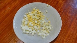 Весенний салат из крапивы с яйцом и щавелем - шаг 3 Весенний салат из крапивы с яйцом и щавелем - шаг 3