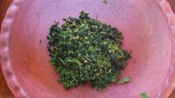 Весенний салат из крапивы с яйцом и щавелем - шаг 2 Весенний салат из крапивы с яйцом и щавелем - шаг 2