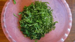 Весенний салат из крапивы с яйцом и щавелем - шаг 6 Весенний салат из крапивы с яйцом и щавелем - шаг 6