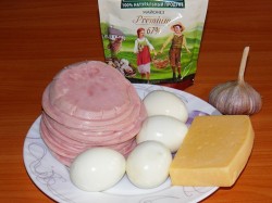 Рулеты из ветчины с сыром и чесноком - шаг 1