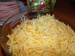 Рулеты из ветчины с сыром и чесноком - шаг 4