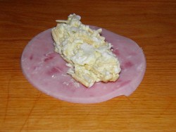 Рулеты из ветчины с сыром и чесноком - шаг 6