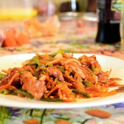 Вигна с курицей и кунжутом