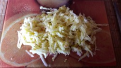 Витаминный овощной салат с сухофруктами - шаг 3