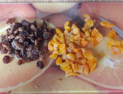 Витаминный овощной салат с сухофруктами - шаг 4