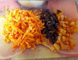 Витаминный овощной салат с сухофруктами - шаг 5