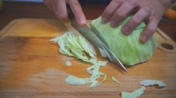 Салат из белокочанной капусты с лимонным соком - шаг 2 Салат из белокочанной капусты с лимонным соком - шаг 2