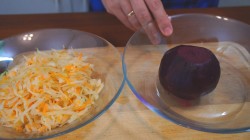 Салат из квашеной капусты и свеклы с кунжутом - шаг 1 Салат из квашеной капусты и свеклы с кунжутом - шаг 1