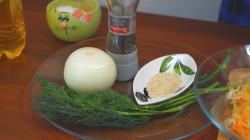 Салат из квашеной капусты и свеклы с кунжутом - шаг 2 Салат из квашеной капусты и свеклы с кунжутом - шаг 2