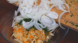 Салат из квашеной капусты и свеклы с кунжутом - шаг 5 Салат из квашеной капусты и свеклы с кунжутом - шаг 5