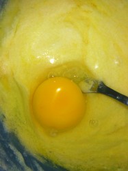 Воздушные кексы с вишней - шаг 4 Воздушные кексы с вишней - шаг 4