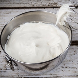 Взбитые сливки с ванильным сахаром и сахарной пудрой