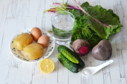 Холодный борщ классический с вареной свеклой и ботвой - шаг 1