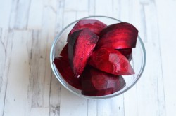 Холодный борщ классический с вареной свеклой и ботвой - шаг 2