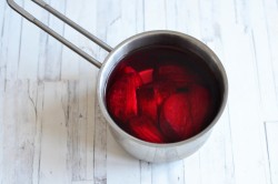 Холодный борщ классический с вареной свеклой и ботвой - шаг 3