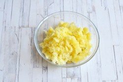 Холодный борщ классический с вареной свеклой и ботвой - шаг 4