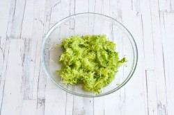 Холодный борщ классический с вареной свеклой и ботвой - шаг 6