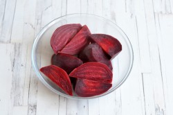 Холодный борщ классический с вареной свеклой и ботвой - шаг 7