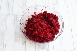 Холодный борщ классический с вареной свеклой и ботвой - шаг 11