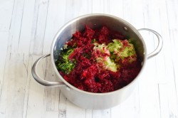 Холодный борщ классический с вареной свеклой и ботвой - шаг 12