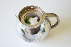 Холодный чай с малиной и мятой - шаг 2 Холодный чай с малиной и мятой - шаг 2