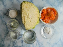 Хрустящая маринованная капуста быстрого приготовления - шаг 1