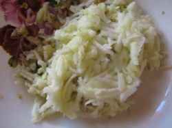 Яблочная запеканка с изюмом на пару - шаг 4