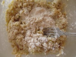 Яблочная запеканка с изюмом на пару - шаг 7