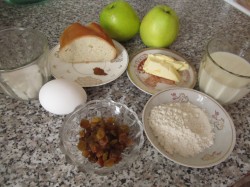 Яблочная запеканка с изюмом на пару - шаг 1