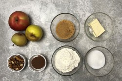 Яблочный крамбл с яблоками - шаг 1